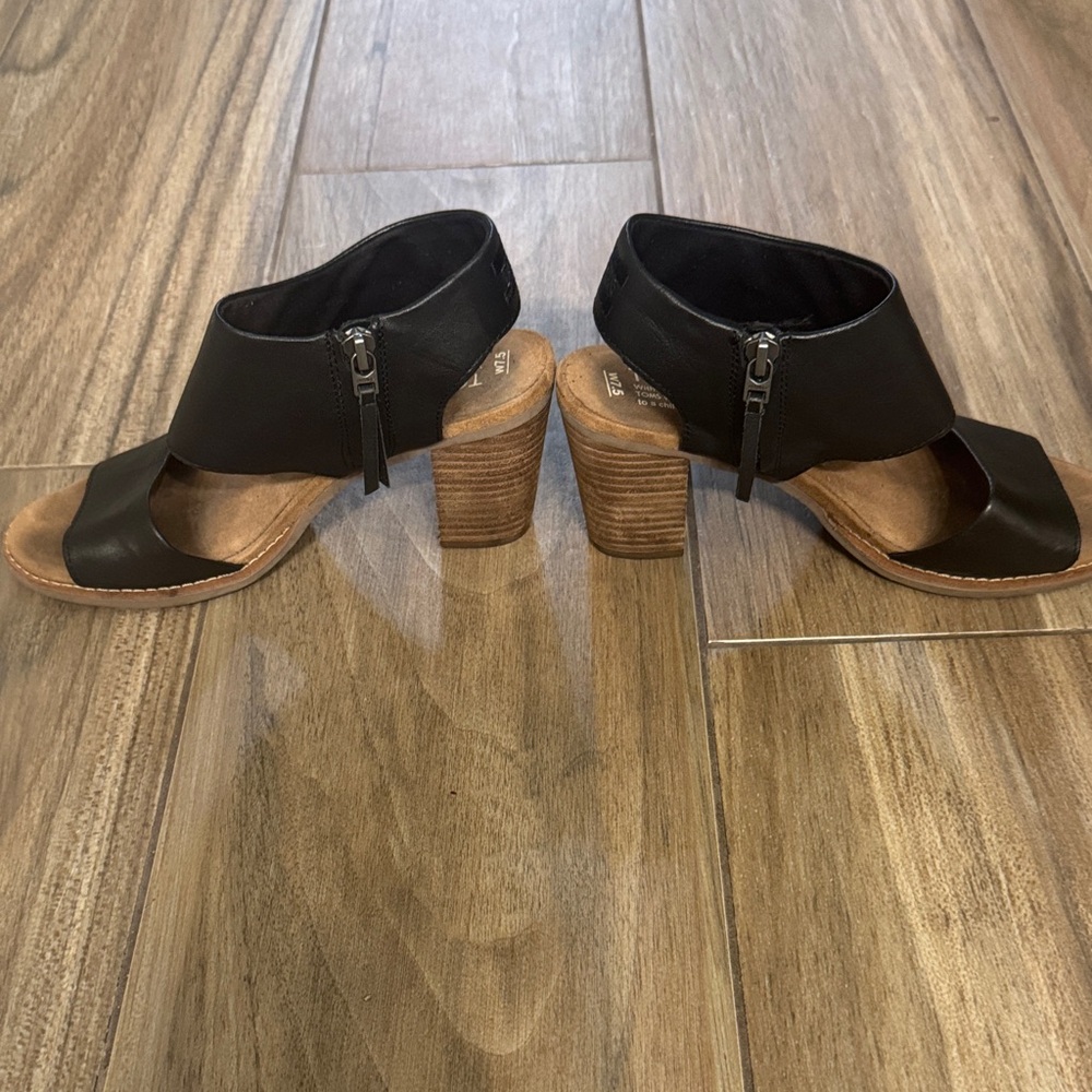 TOMS Black Leather Sandals Size 7.5 - Picture 4 of 5